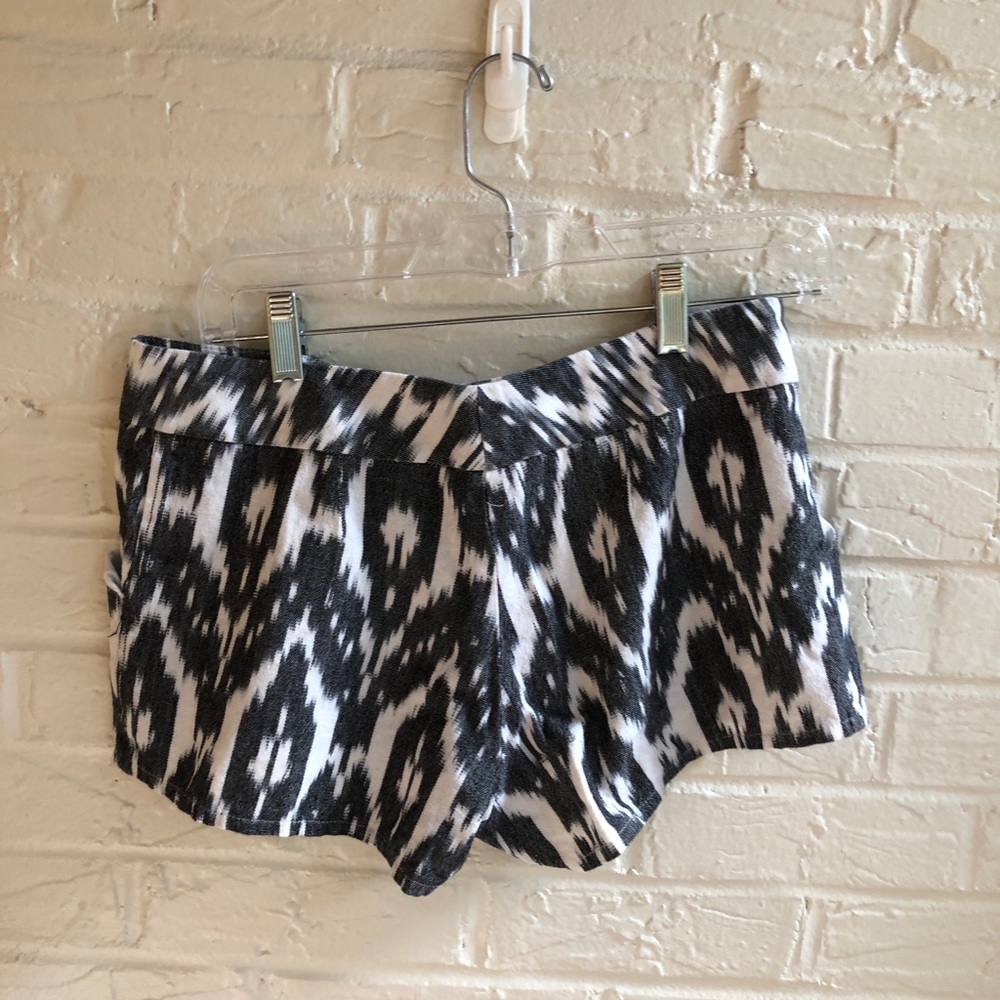 Abbeline black and white patterned shorts